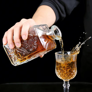 Vente directe usine : Carafe <span class=keywords><strong>de</strong></span> luxe carrée gaufrée transparente <span class=keywords><strong>de</strong></span> 500 ml et 700 ml pour Brandy, Vodka, Whisky, Liqueur et Vin - Product Image 1