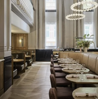 Ensemble de mobilier commercial pour restaurant : banquettes sur mesure, tables et chaises pour projets hôteliers et cafés