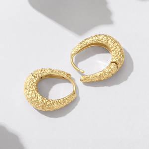 Pendientes de Aro Chapados en Oro con Superficie Texturizada, Joyería Clásica para Mujer - Product Image 4