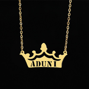 Collier personnalisé en acier inoxydable plaqué or 18 carats anti-allergique avec chaîne à maillons, plaque nominative personnalisée, breloque couronne cœur - Product Image 6