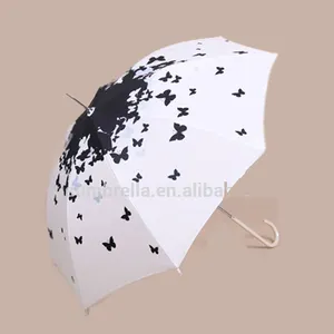 快乐的白色和黑色蝴蝶小尺寸女士的棍子伞与 PU 手柄