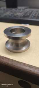 Rueda de seguimiento con doble rodamiento, rodillo de puerta corredera de alta resistencia con ranura en V de acero inoxidable SS304 – Mecanizado CNC de precisión - Product Image 3