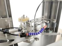 Machine d'emballage verticale semi-automatique pour sceller les boîtes et les boîtes de conserve en forme de cœur en chocolat transparent