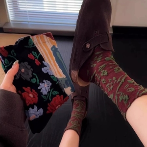 Chaussettes hautes rouges à motifs floraux pour femmes, style court, inspirées du vintage, chaussettes confortables à petits motifs floraux - Product Image 4