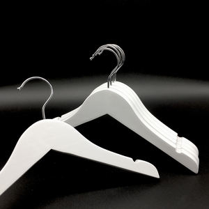 ไม้แขวนเสื้อไม้แบบกำหนดเองพร้อมโลโก้ ราคาแข่งขัน สำหรับโชว์เสื้อผ้า - Product Image 4