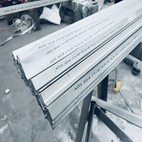 Cornière en acier inoxydable 304L non équilibrée 3x2x1/4 pouces ASTM A276 laminée à chaud, longueur 20 pieds, pour supports et consoles structurels
