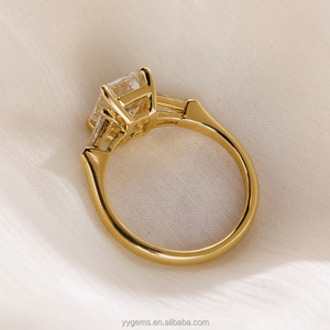 Sparkle trilogía diseño corte esmeralda 3ct moissanite diamante 18K oro amarillo paso corte lateral moissanite anillos de boda - Product Image 3