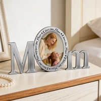 Cadre photo en forme de lettre « Maman » avec texte gravé « Maman, je t'aime » répété, ouverture ovale 3x3, cadeau de table pour maman
