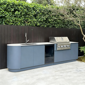 Isla de Cocina Exterior Integrada de Acero Inoxidable con Parrilla para Asar y Fregadero - Muebles de Lujo Minimalistas y Sólidos para Jardines de Villas - Product Image 1