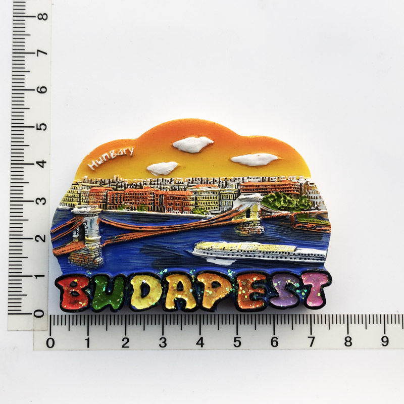 Puente de la Cadena de Budapest, lleno de color.