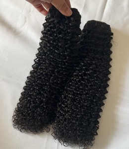 Extensions de cheveux humains Remy vietnamiens bouclés, closure en dentelle HD 4x4, tissage double trame, pour couleurs plus foncées uniquement - Product Image 2