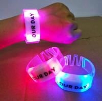 Pulseras de Plástico con Luces Intermitentes Ajustables a Control Remoto al por Mayor - Recuerdo para Fiestas