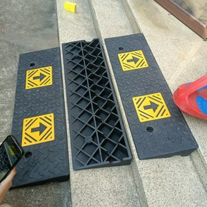 ทางลาดยางกันกระแทก Ronda ขนาด 100x30x10 ซม. พร้อมลูกศรสีเหลือง สำหรับใช้กับขอบประตูรถยนต์ - Product Image 1