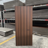 Porte battante à double panneau moulée en MDF HDF moderne de haute qualité peau d'apprêt blanche insonorisée pour hôtels et chambres à coucher