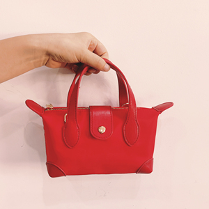 Sacs fourre-tout mini rouges de Noël personnalisés avec bandoulière amovible, sac bandoulière portable de voyage, sac à bandoulière zippé pour l'été et l'automne - Product Image 1