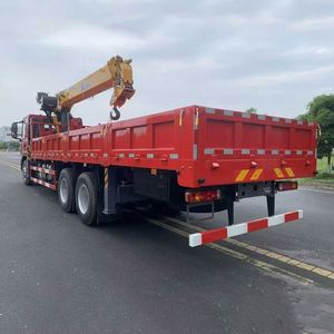 Grúa Móvil Montada en Camión Sinotruk 6x4 de 320HP, Marca Reconocida, para Construcción, Ingeniería y Elevación en Jardines - Product Image 5