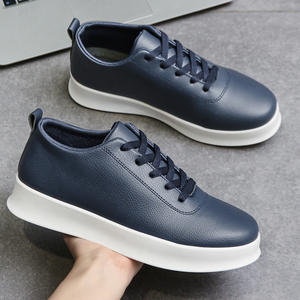 Chaussures noires pour hommes, chaussures de skate à enfiler avec bout rond, chaussures de sport décontractées confortables et légères, chaussures plates en cuir pour hommes. - Product Image 2