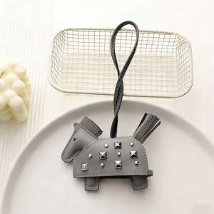 Nouveau Porte-clés de Voiture Créatif en Cuir Écologique avec Pendentif Poney à Rivets, Style Mode, Violet Orange Rose Vert, Orné de Clous, pour Sac à Main Motif Cheval de Guerre - Product Image 6