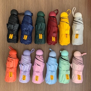 Parapluie pliable à capsule promotionnelle Parasol Meilleur voyage portable UV Petit 5 Mini parapluie pliable avec logo personnalisé avec étui - Product Image 3