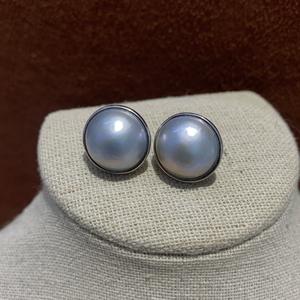 Boucles d'oreilles clous Mabei World en perle Mabe grise d'eau de mer 13 mm, sertissage en argent, bijoux classiques pour femme - Product Image 1