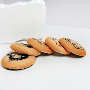 MOQ Rendah Pin Logam Bulat Bentuk Kartun Anime Lucu 58mm 44mm, Badge Logam Custom dengan Peniti Pengaman - Product Image 3