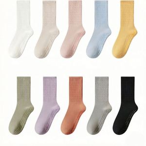 Chaussettes de sport tricotées mi-mollet pour femmes, anti-bactériennes, antidérapantes, pour yoga, pilates et danse, design printemps - Product Image 1
