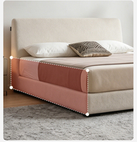 Lit double king size moderne en tissu capitonné blanc crème, mobilier de chambre à coucher de luxe, avec cadre de lit queen size simple et lumineux pour hôtel