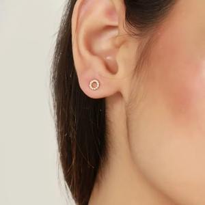 Boucles d'oreilles en diamant de haute qualité serties de pierres, avec clous en moissanite en acier inoxydable pour femmes, idéales pour les mariages et événements. - Product Image 5