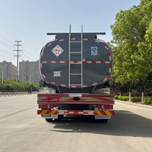 Camion-citerne à produits chimiques caustiques HOWO Sitrak 8x4 de grande capacité, 20 m3, avec cuve en PE, pour le transport de liquides corrosifs - Product Image 3