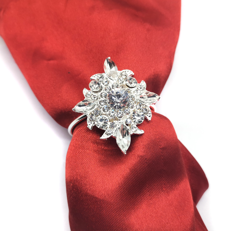 placcatura in argento con strass trasparenti