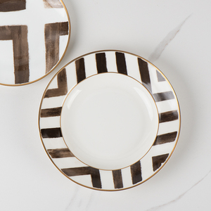 Ensemble <span class=keywords><strong>de</strong></span> plaques <span class=keywords><strong>de</strong></span> porcelaine osseuse <span class=keywords><strong>de</strong></span> haute qualité Black Crossroad Design pour <span class=keywords><strong>la</strong></span> vente en gros - Product Image 4