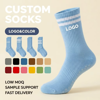 Chaussettes de yoga et de pilates côtelées bleu ciel pour femmes avec rayures blanches et grip transparent, chaussettes de sport personnalisables pour la gym et le fitness