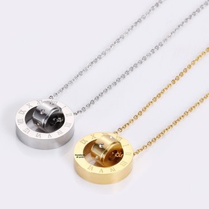 Collana con Numeri Romani in Stile Europeo e Americano, Ciondolo in Acciaio Inossidabile a Doppio Anello Cavo, Design Semplice e Personalizzato - Product Image 4