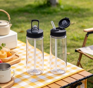 Botella de agua de plástico transparente con logotipo personalizado, tapa con pajita abatible, portátil, a prueba de fugas, para deportes y actividades al aire libre. - Product Image 4