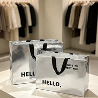 Sacs shopping en papier personnalisés avec logo, avec larges poignées en ruban satiné noir, adaptés pour les vêtements, la lingerie et l'emballage cadeau