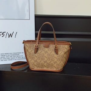 Borsa in Materiale PU di Alta Qualità. La fodera è realizzata in poliestere. È stato progettato dal designer del marchio. - Product Image 5