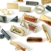Étiquettes de vêtements en métal avec logo gravé personnalisé en plaque d'or brillant en alliage de zinc en gros