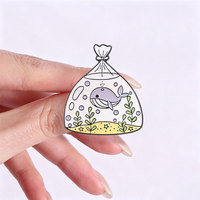 Deux styles de broches en émail motif baleine violet pastel, globe à neige rêveur, aquarium, dessin animé marin, pour la décoration de sacs à dos