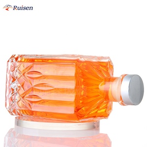 Bouteilles en verre <span class=keywords><strong>de</strong></span> vodka <span class=keywords><strong>de</strong></span> 700 ml <span class=keywords><strong>de</strong></span> haute qualité, gravure personnalisée du logo, bouchon couronne, marque Ruisen, emballage <span class=keywords><strong>de</strong></span> <span class=keywords><strong>liqueur</strong></span>, vente en gros promotionnelle - Product Image 6