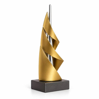Trophée personnalisé en métal avec anneau de fixation, cadre triangulaire anthracite et bande dorée, design Angel Fashion, récompense sportive pour le Nouvel An