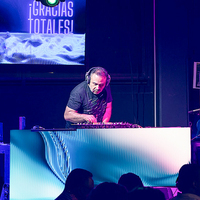 Expédition rapide Table de DJ en treillis en aluminium moderne, avec écran LED de disco moderne, module d'affichage flexible, incurvée et pliable, télécommandée