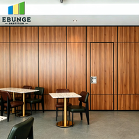 Cloison mobile avec porte traversante, mur acoustique amovible pour salle de conférence d'hôtel