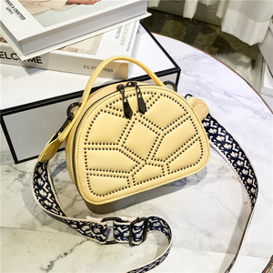 Nuevo Bolso Bandolera con Remaches, Bolso de Hombro, Bolso para Libros, Versátil, de Calidad, al por Mayor, Personalizado, Bolsos de Mano para Mujer - Product Image 5