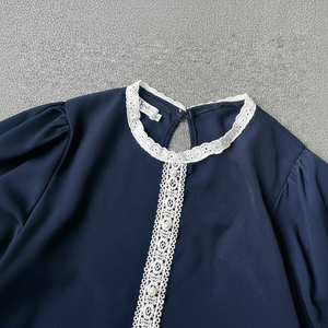 Chemisier en mousseline de soie à la mode pour femmes, col en V à pompons, haut d'été à col mandarin, fournisseur grossiste OEM pour Blusas Femme - Product Image 1