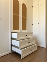Armoire à portes cintrées de style français avec tiroirs et rangements