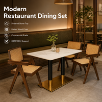 Ensemble de salle à manger moderne pour restaurant, chaises en rotin et bois avec table en pierre frittée et base noire dorée pour mobilier de bistrot et café