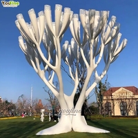 Escultura de Gran Tamaño en Acero Inoxidable para Árbol, Acabado Espejo, para Jardín, Patio, Paisaje con Vista a la Montaña