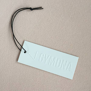 Etichetta Pendente Ecologica Personalizzata con Logo in Rilievo o Inciso su Carta Bianca con Cordino per Abbigliamento - Product Image 5