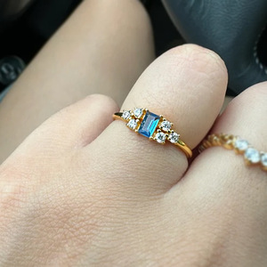 Anillo Elegante Chapado en Oro de 18K, Plata 925, con Circonitas Azules Baguette y Racimo de Circonitas, Anillos Finos - Product Image 5