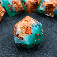 Jeu de dés polyédriques en résine fait main de 7 pièces, finition cuivre rouge et paillettes dorées, pour DND et jeux de société, design à bords tranchants - N23